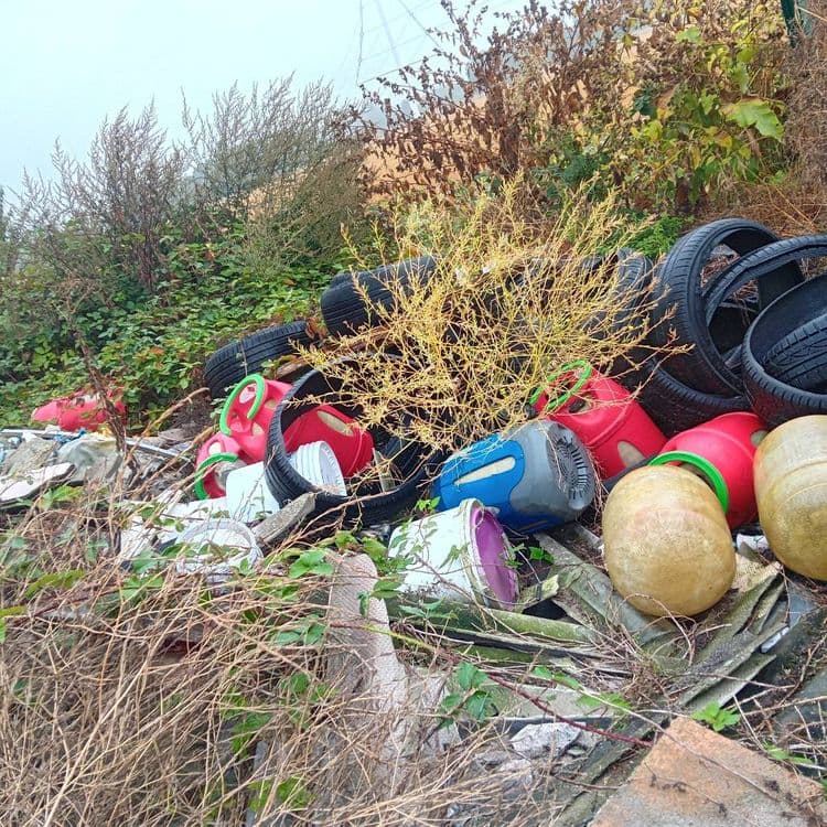 Bouteille de gaz pneus tôle eternite déchets de chantier 