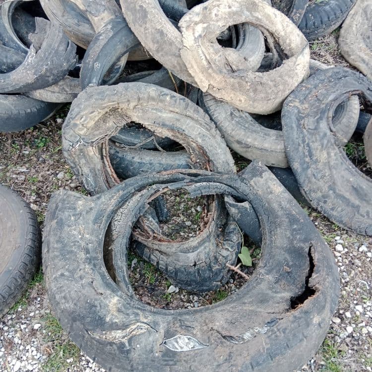 Des pneus, explosés, différentes tailles de pneus, usés jusqu'à ne plus voir la structure. La déchèterie est a 4 kilomètres, ça a été déposé près des déchets verts de Moutiers sur bohème.