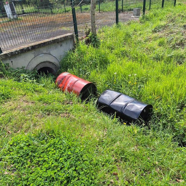 Dépôt sauvage de 2 gros bidons dans un fossé 