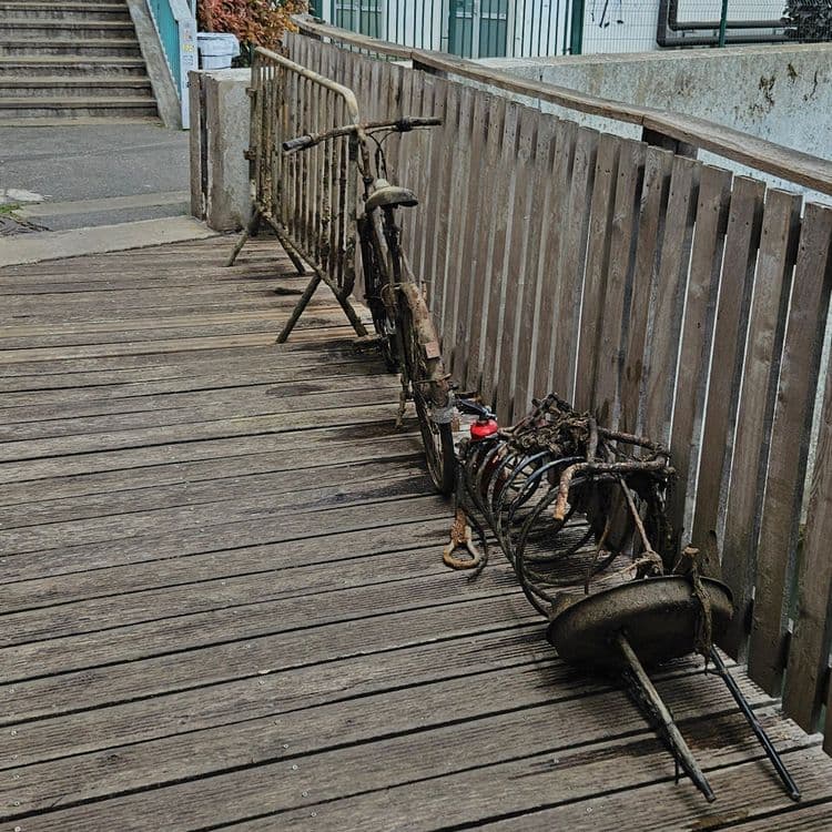 Objet en métal + velo