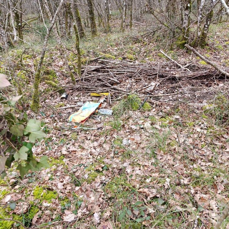 Liste des déchets observés :

Déchets plastiques : divers emballages, sacs plastiques, morceaux de plastique, une VMC noire, divers éléments en plastique noir. Des paires de bottes.Des bouteilles en plastique.

Déchets en verre : plusieurs bouteilles en verre.

Déchets en béton/maçonnerie

Déchets divers :  débris de bois, branchages avec sac de terreau.

Papier hygiénique usagés avec matières fécales.

Une évaluation précise nécessiterait une inspection sur place.
