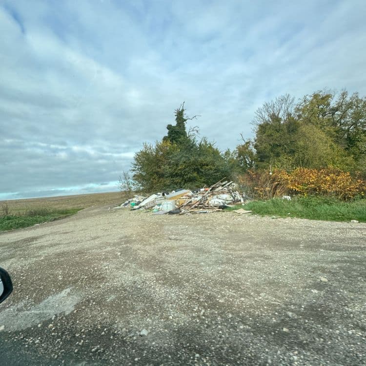 Dépôt sauvage en bord de route, de plus en plus volumineux à chaque fois que je passe sur cette route 