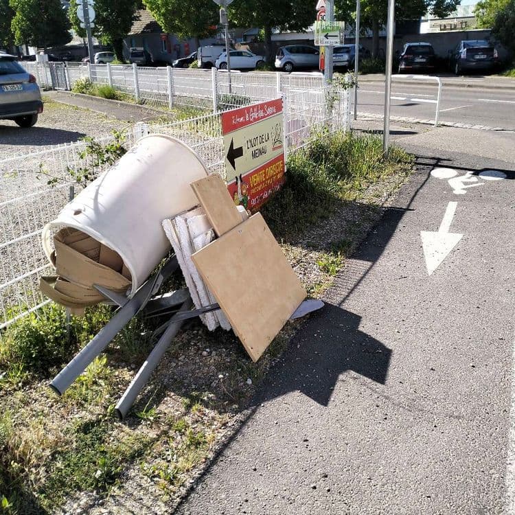 Déchets du bâtiment abandonnés au bord d'une impasse, à proximité d'une déchetterie 
