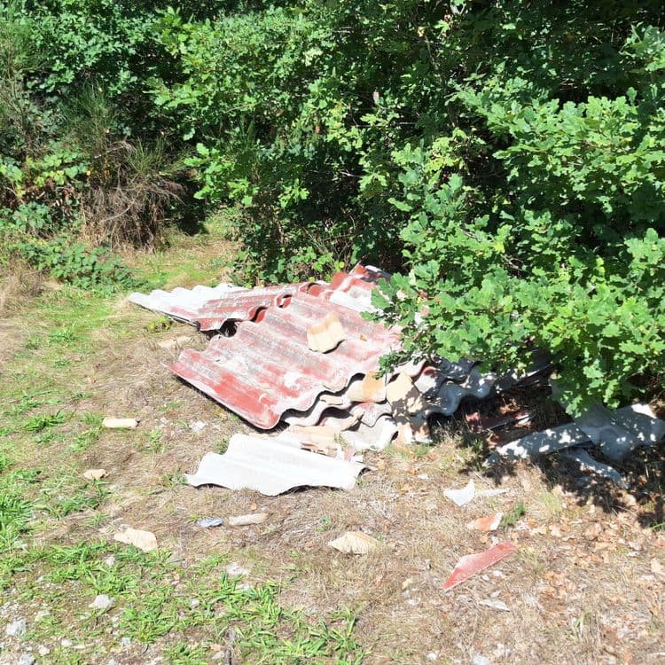 Voici l'analyse des déchets présents sur les images :

**Image 1 :**

*   **Type de déchets :** Plaques de toiture ondulées (fibrociment ou similaire).
*   **Quantité estimée :** Environ 8 à 12 plaques entières ou fragmentées.
*   **Poids estimé :** Chaque plaque pouvant peser entre 10 et 20 kg, le poids total estimé se situe entre 80 et 240 kg.

**Image 2 :**

*   **Type de déchets :** Tuiles de toiture en terre cuite.
*   **Quantité estimée :** Environ 50 à 80 tuiles, incluant des fragments.
*   **Poids estimé :** Chaque tuile pesant entre 2 et 4 kg, le poids total estimé se situe entre 100 et 320 kg.
