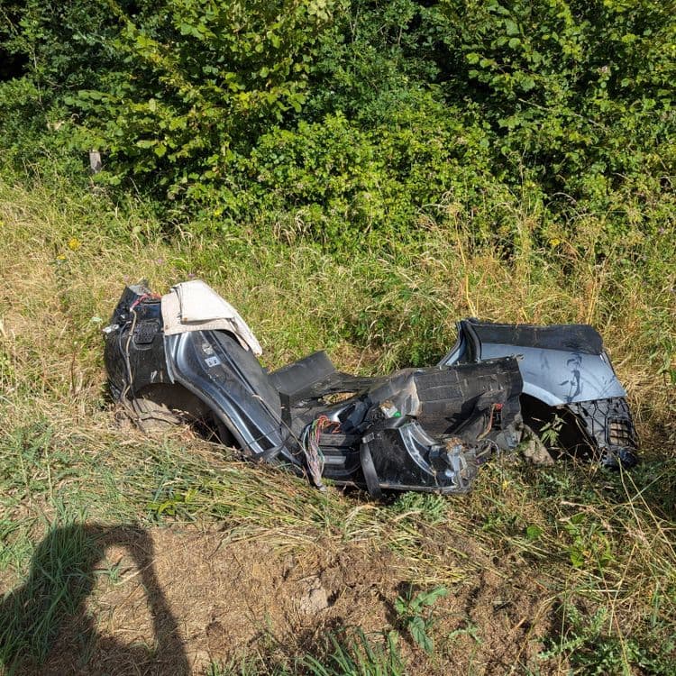 Dépôt de carcasse de voiture dans le fossé 