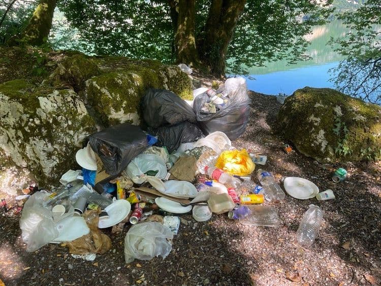 Amas de déchets proche lac et aire de picnic
