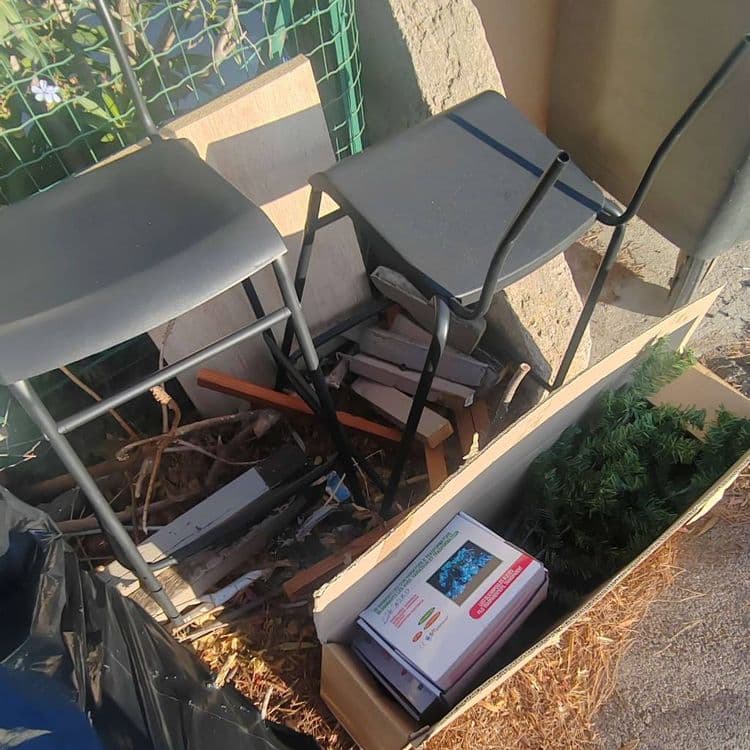 Présence de deux tabourets, de petites planches de bois ainsi que d'un carton avec une petite arbre de Noël en plastique et autres objets 
Merci