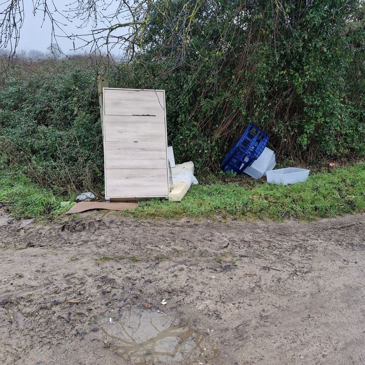 Toujours et encore dans le même coin. La commune ne fait rien contre ces pollueurs.