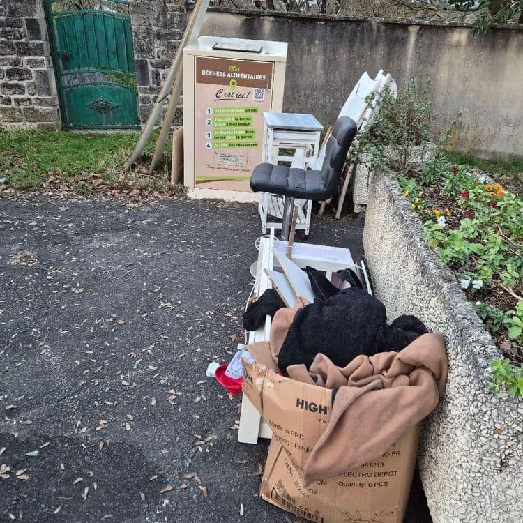 Le 24 12 à 17h je vois des encombrants devant la borne bio déchets rue Pierre de coubertin à magnac sur touvre 