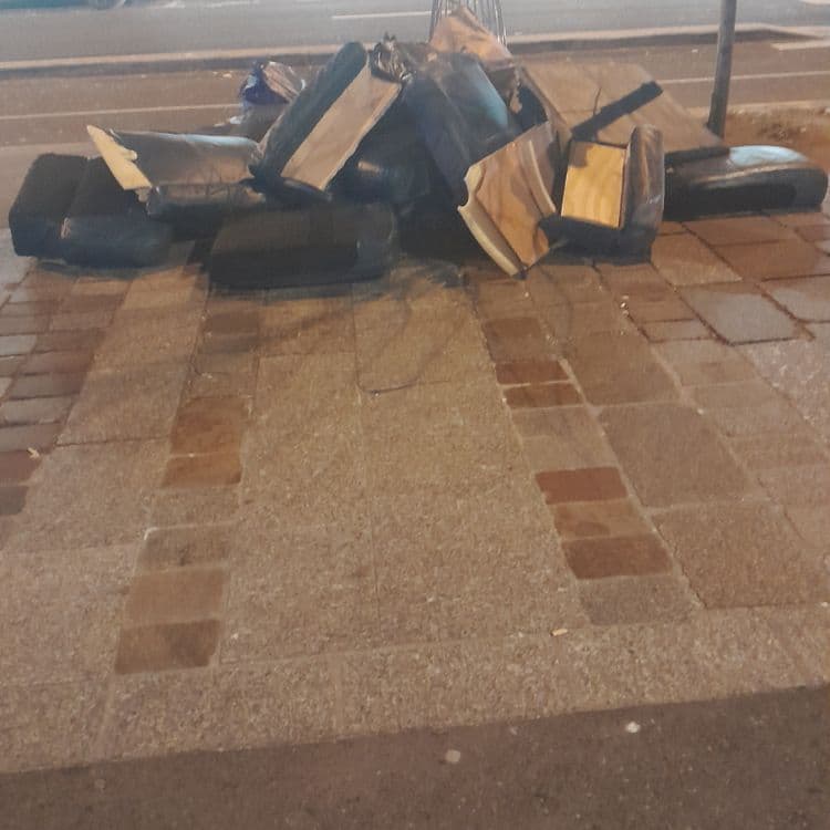 Gros morceaux de canapé  et sachet plastique remplis de déchets 