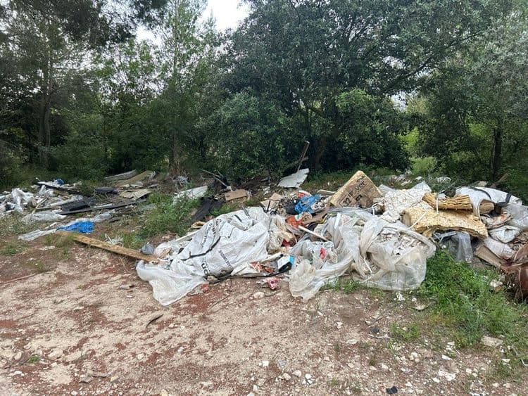 Déchet depuis plusieurs années au bord de l arc

