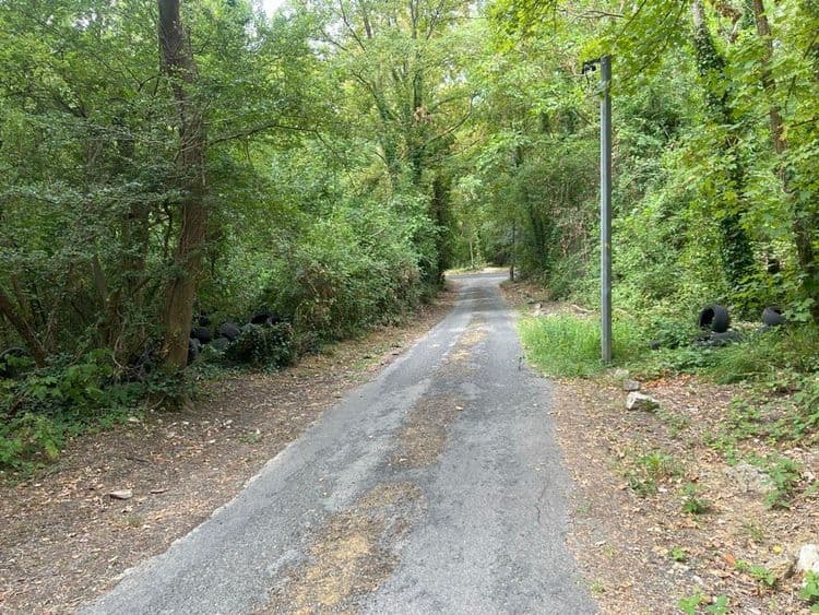 Les déchets abandonnés sur le site sont principalement des pneus et quelques débris inertes.

Concernant les pneus, il y a deux dépôts distincts. Le premier, situé sur le côté gauche du chemin, comprend environ 18 pneus. Le second dépôt, sur le côté droit plus loin sur le chemin, contient environ 4 pneus. Au total, la quantité estimée est de 22 pneus. Le poids total pour cette catégorie de déchets est d'environ 220 kilogrammes.

Des débris inertes, sous forme de pierres ou de petits morceaux de béton, sont également présents près du poteau sur le côté droit. Nous comptons environ 4 pièces, pour un poids total estimé à 12 kilogrammes.