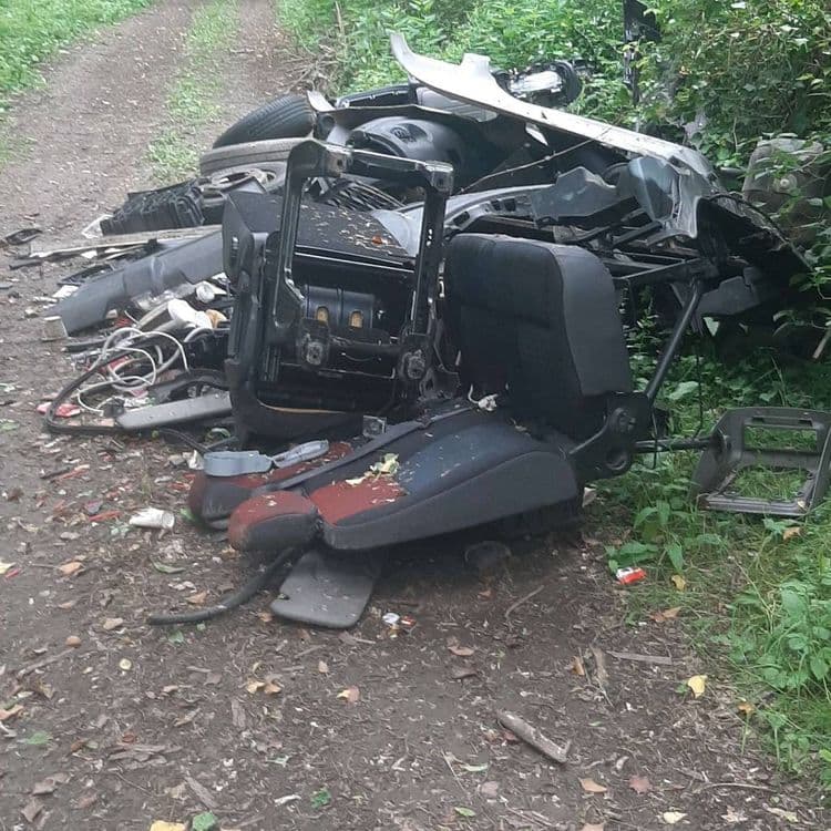 Dépôt sauvage de pièces entières d'une voiture