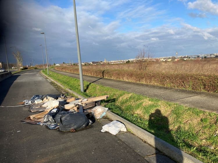 Cartons, sacs de gravats, bouteilles vides, bois. Déchets abandonnés le long de la route …. À 300 m d’une déchetterie ! 