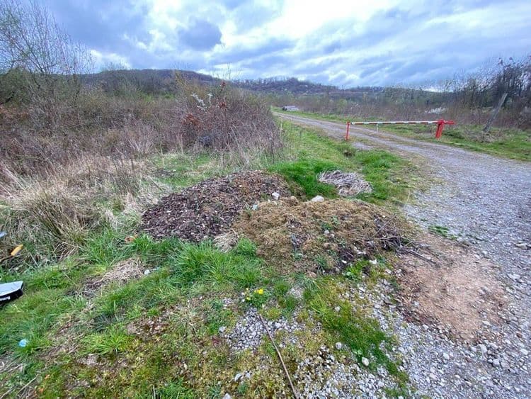 Voici une estimation des déchets présents sur les images :

**Image 1 :**

*   Déchets ménagers en sacs et carton : Estimation de 5 kg, quantité : 1 carton, 1 sac.
*   Gravats et déchets de construction : Estimation de 20 kg, quantité : 1 amas.
*   Déchets plastiques divers : Estimation de 0.5 kg, quantité : épars.

**Image 2 :**

*   Déchets verts (feuilles mortes, branchages) : Estimation de 15 kg, quantité : 2 amas.
*   Déchets divers (carton) : Estimation de 1 kg, quantité : 1.
