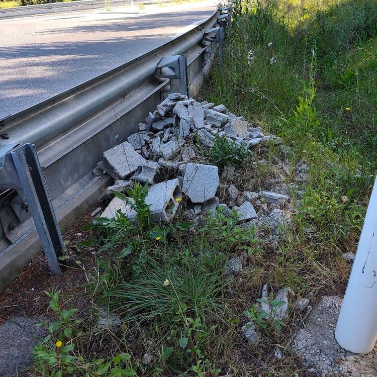 Voici l'analyse des déchets présents sur l'image :

On observe un amas de déchets de construction, principalement des morceaux de parpaings ou blocs de béton cassés. La quantité est estimée à environ 20-30 morceaux de différentes tailles, représentant un volume d'environ 0.2-0.3 mètres cubes. Le poids total de ces déchets de construction est estimé entre 100 et 150 kilogrammes.
