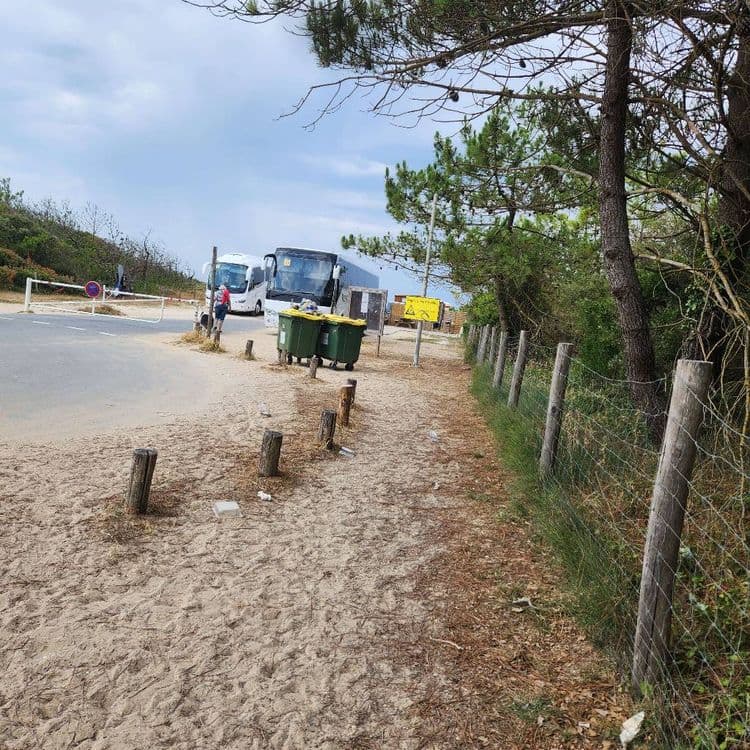 Problème récurent, absence de conteners ouverts a la plagede vert bois.!! sans compter ce qui s'est envolé en forêt. !!! 