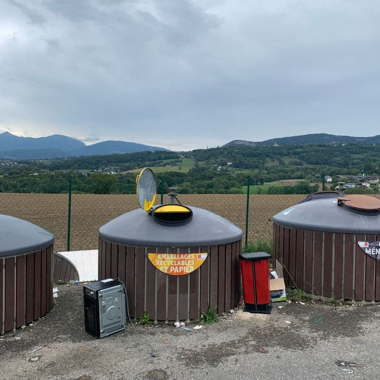 Je constate que certain habitant dépose des choses qui doivent partir en déchèterie , et que GrandChambery ne nettoie pas les lieux où il y a des containers (ces endroit deviennent des décharges sauvage)
