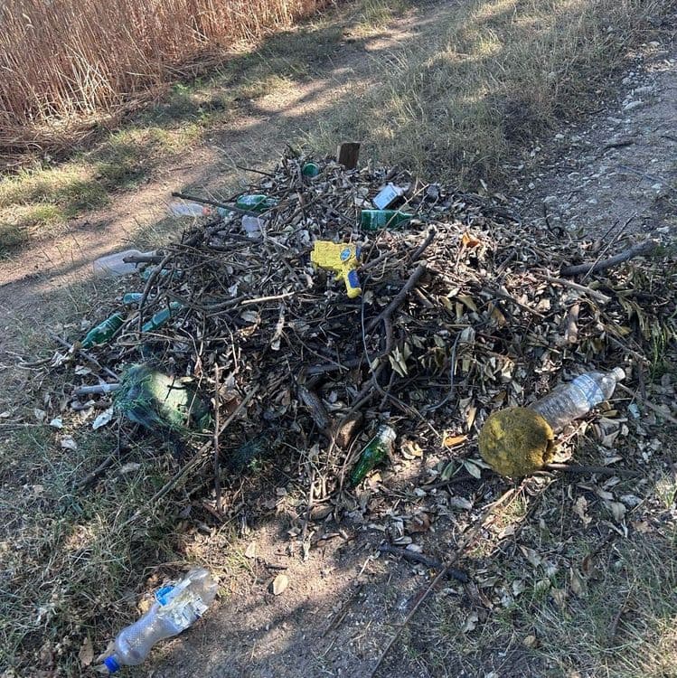 En plein milieu d’un chemin de terre le long de champs agricole, bouteilles de verre, plastiques, jouets, divers et déchets vegetaux, pourtant dechetterie a 5minutes.