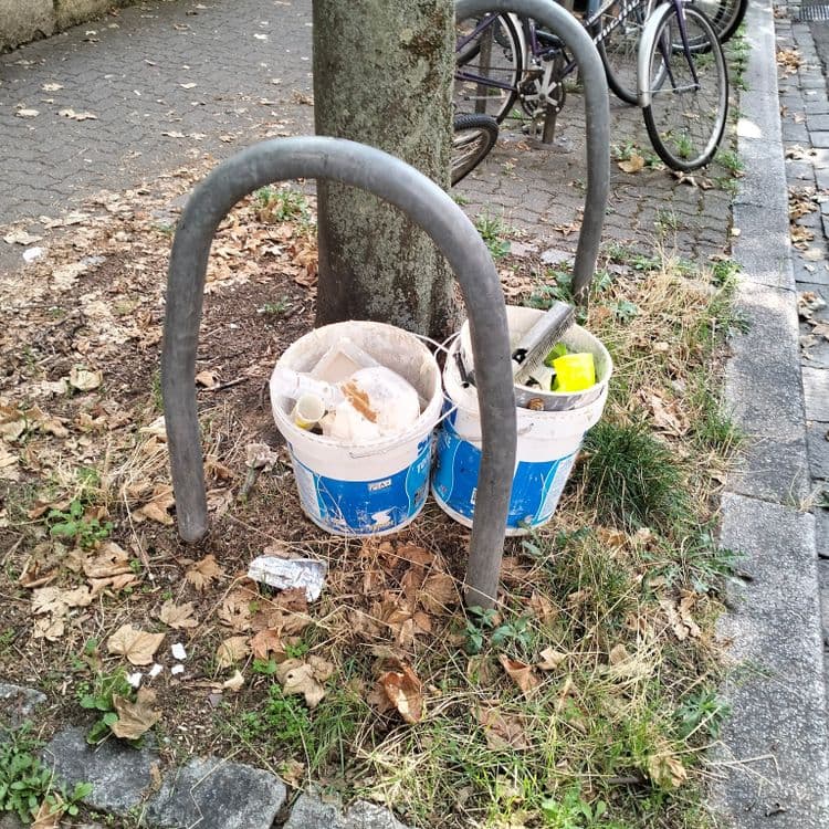 Déchets divers, reste de matériaux pour travaux sur le trottoir 