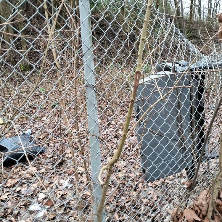 Sac poubelle et banquette automobile abandonnés à proximité d'une aire d'accueil pour gens du voyage 