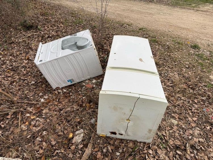 Voici l'analyse des déchets présents sur les images :

Il y a un réfrigérateur et une machine à laver. Le réfrigérateur semble être endommagé.

On estime le poids du réfrigérateur à environ 60 kg. Le poids de la machine à laver est estimé à environ 70 kg. Il y a un seul exemplaire de chaque appareil.
