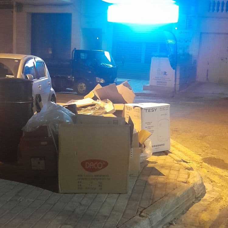 bulky refuse are tsken out in the morning and Thursday morning not evening. it will stay there for another week 