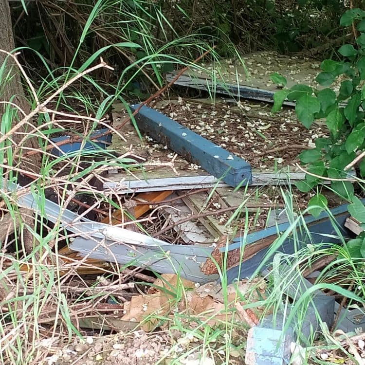 Sacs poubelles, meubles, déchets divers 