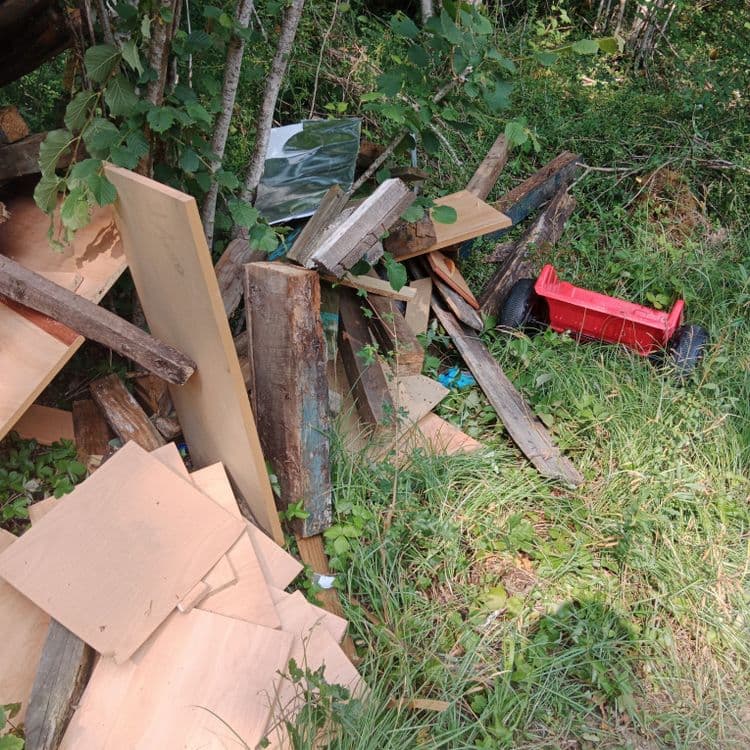 Bouts de bois, meuble en agglo , madriers, jouets d'enfant, peluche, vieille sono.