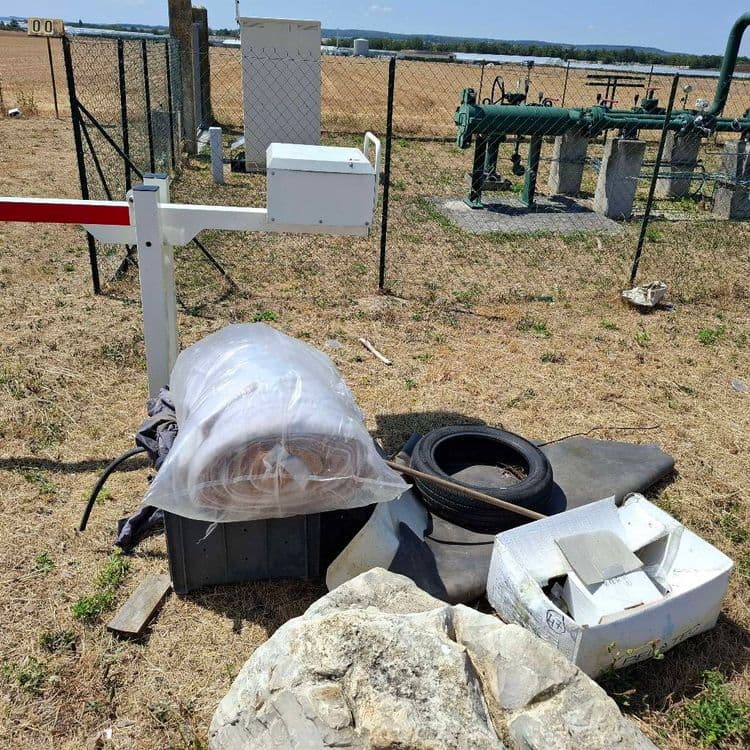 Dépot sauvage devant un Poste Gaz sensible. 
Une adresse se trouve sur une étiquette.
D'après mes recherches, cela correspond à un garage carrosserie.
Le dépôt comporte des éléments de carrosserie, un pneus, des combinaisons, des produits d'entretien voiture