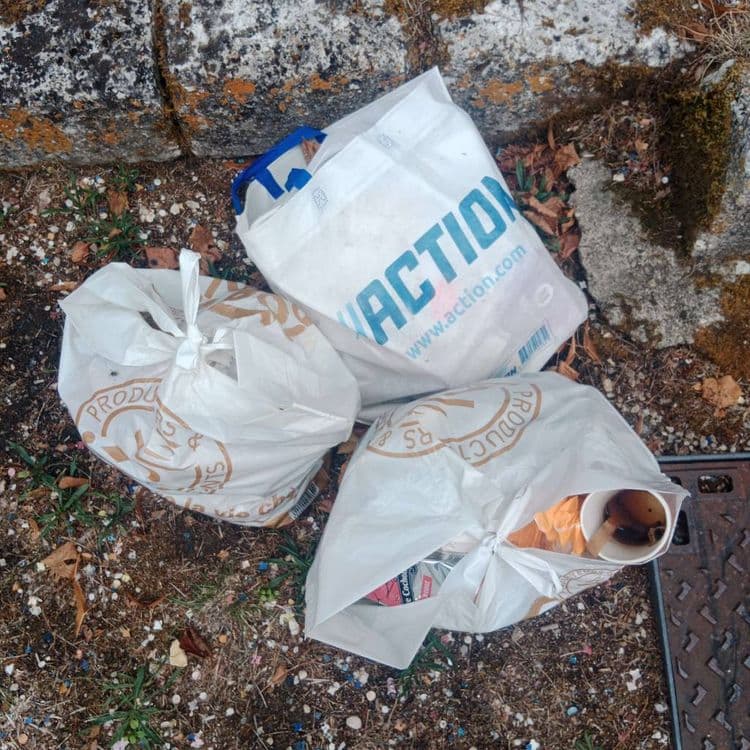 Un troisième sac apparaît le mercredi. Ça se multiplie. On notera également la poubelle en place depuis le vendredi précédent, on est au pied de l'église, XII ème siècle, ça decore.