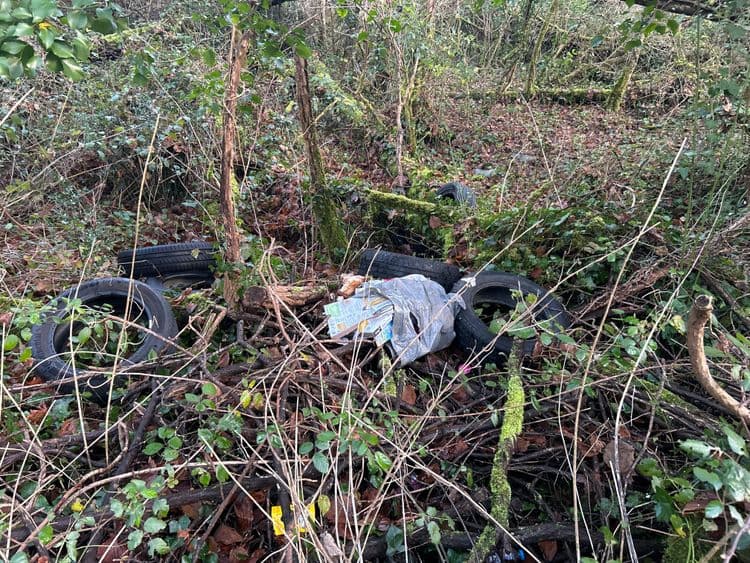 Bonjour des pneus plus des déchets ont était jetés ici 

