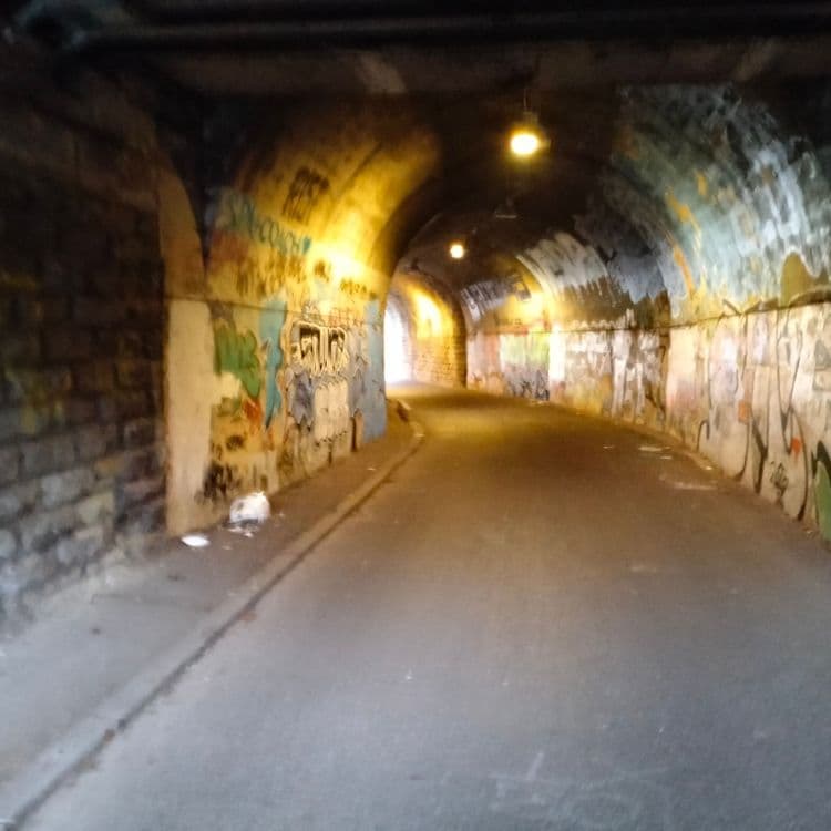 Seau plastique abandonné dans un tunnel sous l'autoroute 