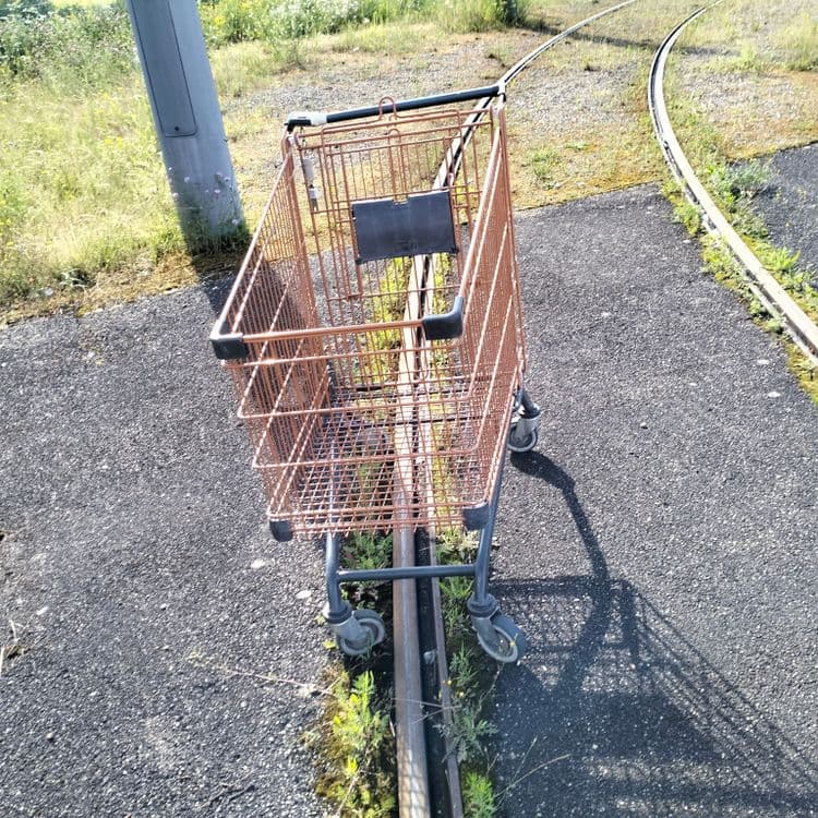 Chariot de course abandonné au fond d'un parking relais tram