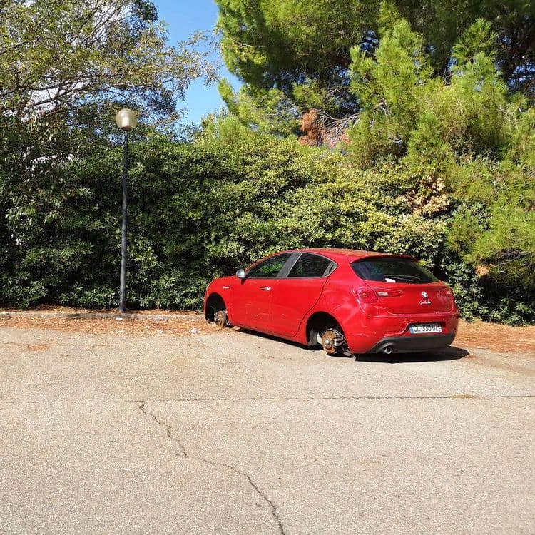 Une voiture abandonnée qui es en train de ce faire dépouillé 