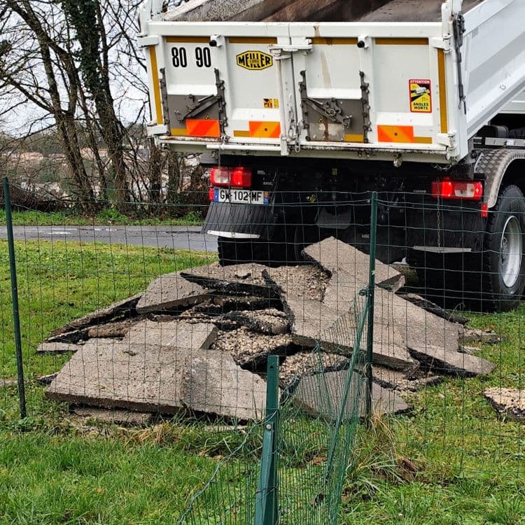 L'entreprise ETPM est venue jeter ses gravats devant chez nous sur un terrain communal