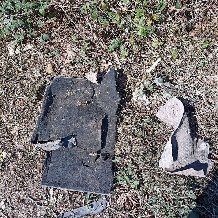 Voici une estimation des déchets présents sur l'image :

Divers morceaux de tapis automobile, probablement issus d'un véhicule. La quantité est estimée à deux pièces distinctes. Le poids total combiné est d'environ 10 kilogramme.
