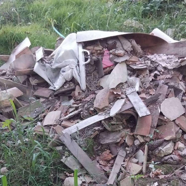 Decharge sauvage en bordure de forêt :gravas, bois et plastique. Nécessite une remorque. 