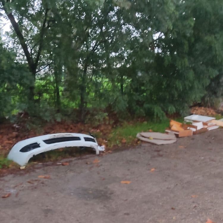 Un pare-choc de voiture, du carrelage, du bois qui venez de finir de brûler vu l'odeur, puis des planches cagette etc