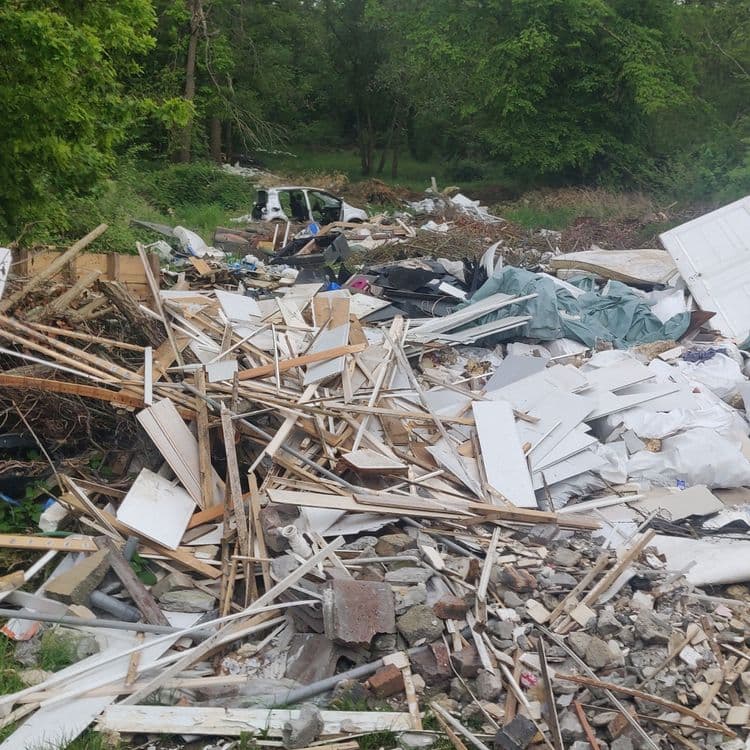 Amas de déchets en tout genre, y compris carrosserie véhicule