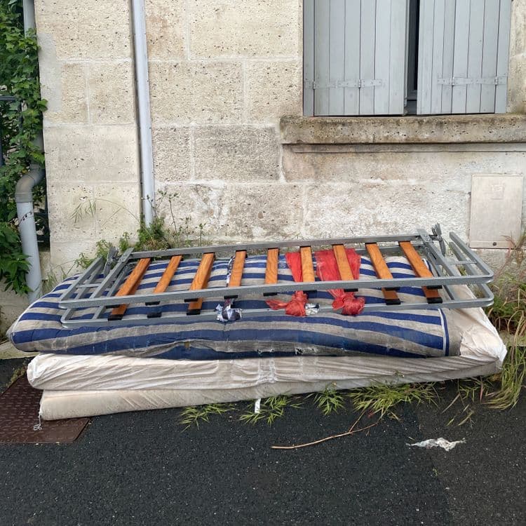 Bonjour,

À mon retour de vacances j’ai eu la joie de constater ce tas d’encombrant au niveau de mon immeuble. Je ne sais pas si il s’agit des deux assso à côté (Bêta, Colline) ou de mon voisin. 
Il a plu dessus, donc c’est en train de ce détériorer. 

Merci de votre aide. 
Vous souhaitant une bonne journée. ☀️

62 rue Leclerc Chauvin, 
Angoulême 
