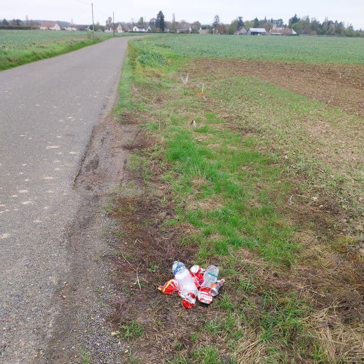 Plusieurs boites soda metal et1 bouteille plastique