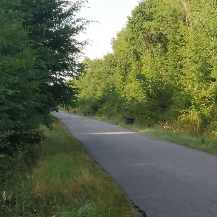 Environ 50 pneus déposé sur le bord de la route 