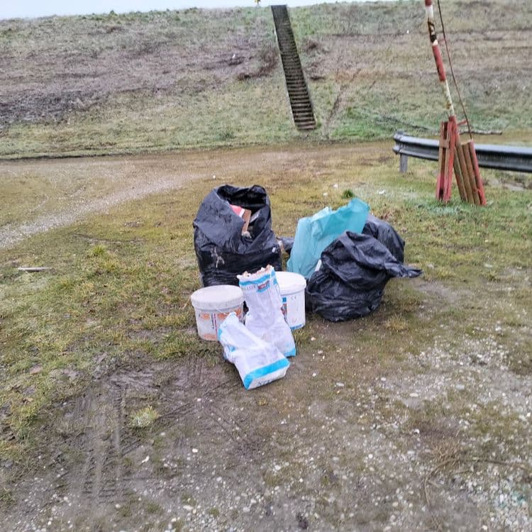Déchets du BTP abandonnés au bord de la route 
