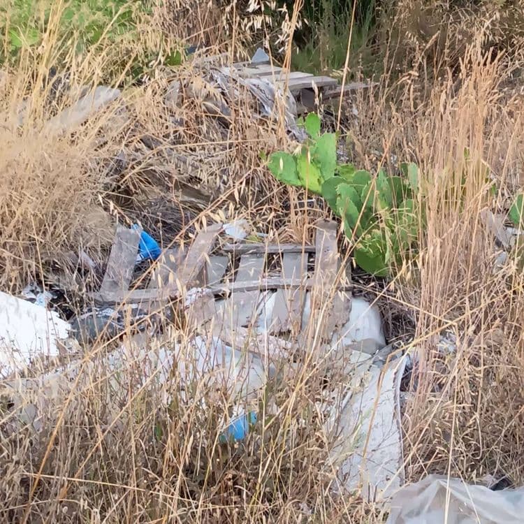 Je constate pollution de déchets, décharge sauvage 
Palette de bois plastique, pneus degradant l'environnement 