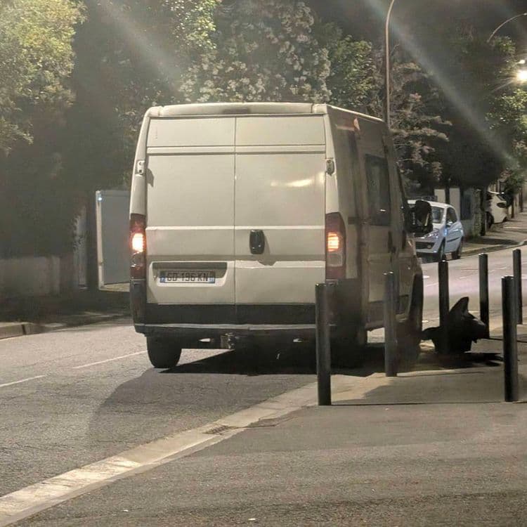Dépôt illégal devant résidence par la voiture ici