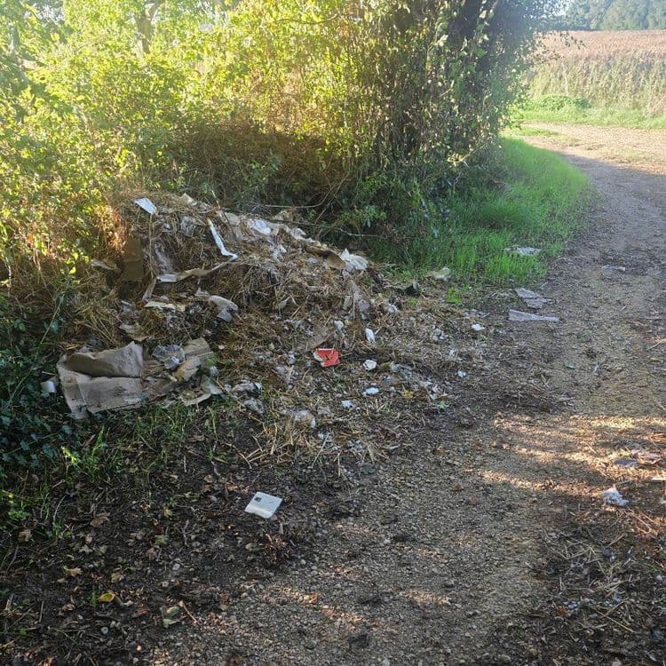 Il y a environ l’équivalent d’une petite remorque de déchets déposés au bout du chemin, comprenant de la ferraille, du foin, du plastique, de la mousse et divers déchets.

