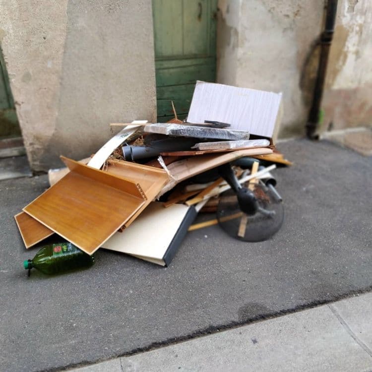 Voici une estimation des déchets présents sur l'image :

*   **Meubles en bois (panneaux, étagères, etc.) :** Environ 15 kg, comprenant plusieurs éléments distincts comme des panneaux, des étagères, et potentiellement des parties de structures de meubles démontés.
*   **Plastique divers :** Environ 1 kg, incluant des morceaux de plastique non identifiés, des emballages et potentiellement des éléments de mobilier.
*   **Débris de PVC :** Environ 1 kg, comprenant des restes de tuyaux.
*   **Bouteille en verre :** Environ 1 kg, une seule bouteille visible.
*   **Divers :** Environ 2 kg, incluant des petits objets divers non identifiables avec précision sur l'image.
*   **Pied de chaise de bureau:** 2 kg, un seul pied de chaise identifiable