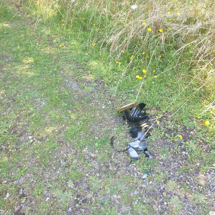 Déchets  dans le passage des piétons 