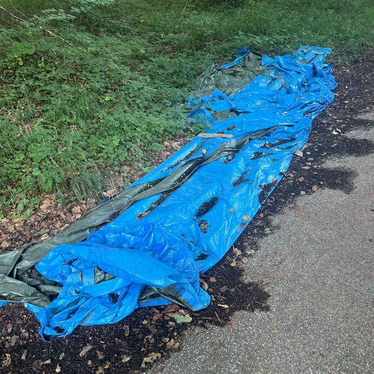 Autre dépôt tôles Fibrociment sous bâche bleu